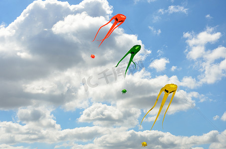 风筝玩具摄影照片_三个太空侵略者