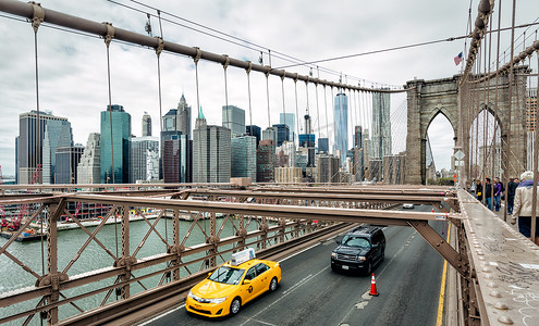 穿过纽约布鲁克林大桥的汽车