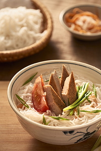 肥肠汤面摄影照片_Bun cha ca - 海滨地区最受欢迎的汤面之一，配以米线、烤鱼、葱、番茄和鱼露......