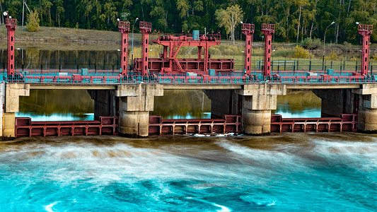 汽车幕摄影照片_河流、水坝、桥梁。