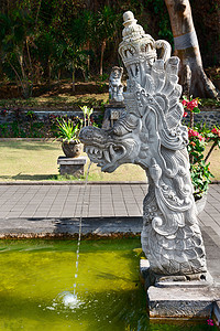 有传统巴厘语石龙雕象的喷泉
