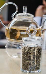 茶壶中的凉茶和瓶中的茶树