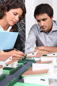 建筑师使用模型卖房子