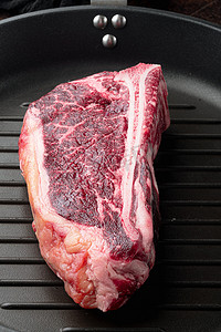 黑安格斯优质肉的生鲜大理石牛排 entrecote，俱乐部牛排切块，在煎铸铁锅上
