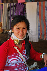 年轻微笑的泰国 tribeswoman