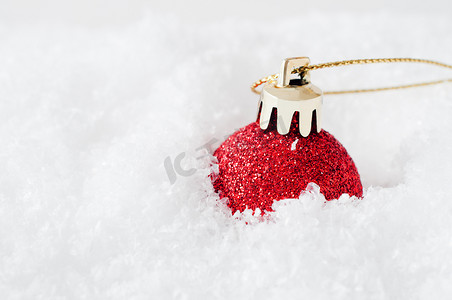 金边框gif摄影照片_雪中​​的红色圣诞摆设