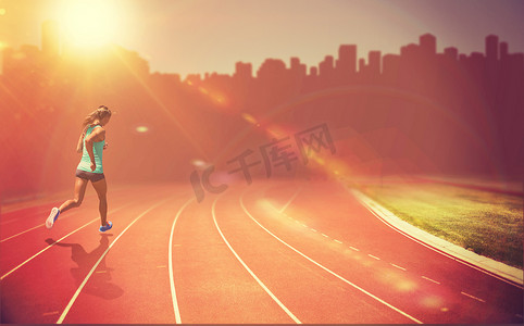 白色背景下跑步女运动员后视的合成图像