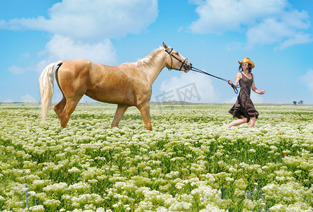 奔跑比赛摄影照片_奔跑的女人和马
