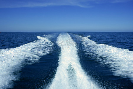 蓝色大海上的小船白色苏醒