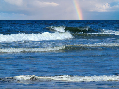 大海浪拍岸摄影照片_海浪拍岸，背景有部分彩虹