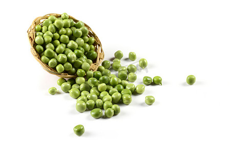 白色背景篮子里的新鲜青豆