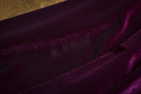 真品摄影照片_木质表面上的紫色丝绒