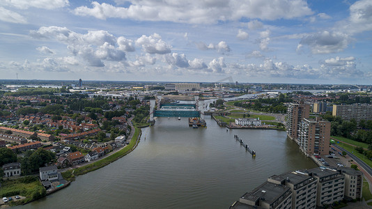 Hollandse IJssel 河中解除的 Algera 防洪屏障