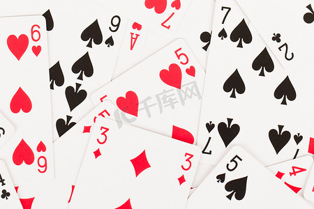 扑克牌游戏摄影照片_大量使用过的扑克牌