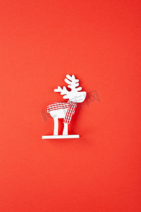 圣诞装饰，红色背景的方格围巾玩具白鹿。