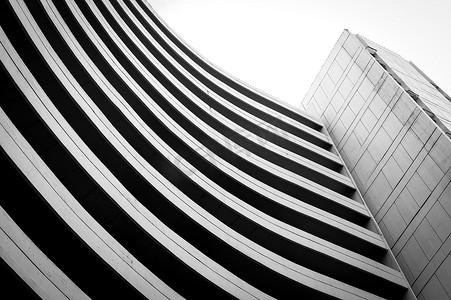 发展曲线摄影照片_黑白建筑曲线造型