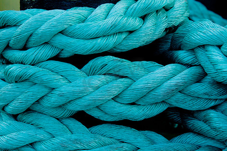 背景人物蓝色摄影照片_船用绳索打结的蓝色辫子
