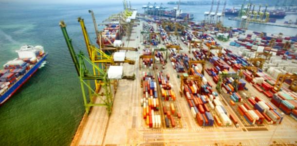 码头货运摄影照片_商业码头海上货物集装箱