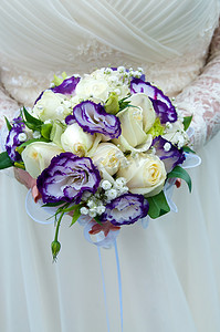 蓝色花束摄影照片_蓝色和白色花朵的婚礼花束