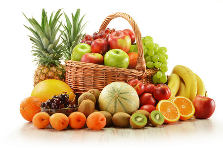 柳条篮中各种水果的组合物