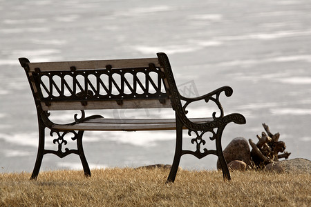 长椅俯视俯视摄影照片_俯视冻湖的公园长椅