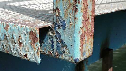 旅程插图摄影照片_3d 插图-流水河上的旧金属桥
