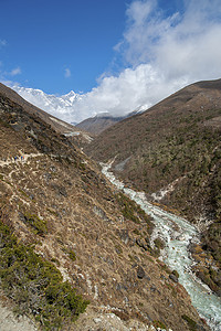 喜马拉雅山的洛子峰、小径和河流