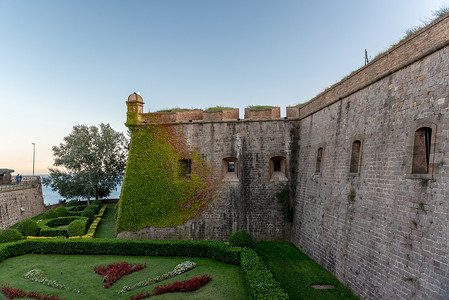 Montjuic Castle 是一座古老的军事要塞，其根源可追溯到 b