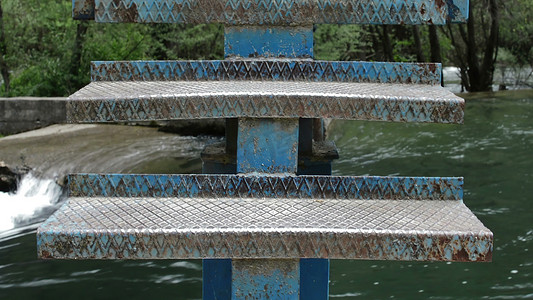 3d 插图-流水河上的旧金属桥