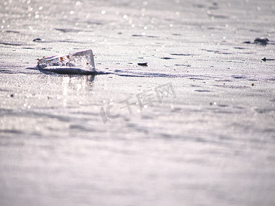 浮冰和结冰的风景背景。