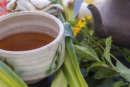 黑桌上的茶具和花