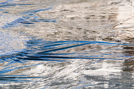 冰池塘摄影照片_冬季池塘表面的冰层