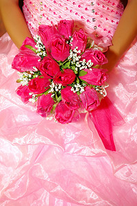红色新娘摄影照片_新娘手中的红色新娘花束粉红色