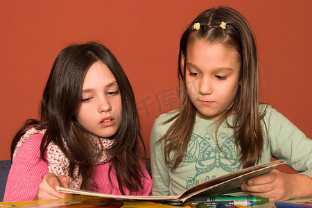 小孩儿看书摄影照片_女孩在教室里看书