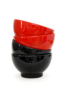 白色锯齿摄影照片_锯齿形堆叠的两个红色和两个黑色瓷碗隔离