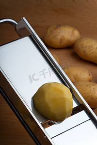 曼陀林切片机上的半个土豆