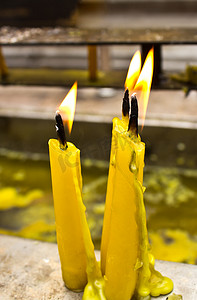 三根燃烧的黄色蜡烛