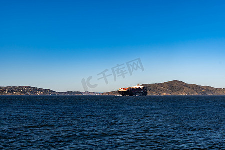 3月30日摄影照片_2020 年 3 月 30 日，在美国加利福尼亚州旧金山旧金山湾附近巡航的集装箱船
