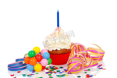 “生日纸杯蛋糕配生奶油、派对彩带和 colorfu”