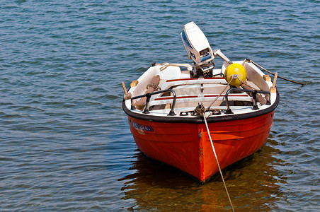 水面上的小船摄影照片_蓝色水面上的小船