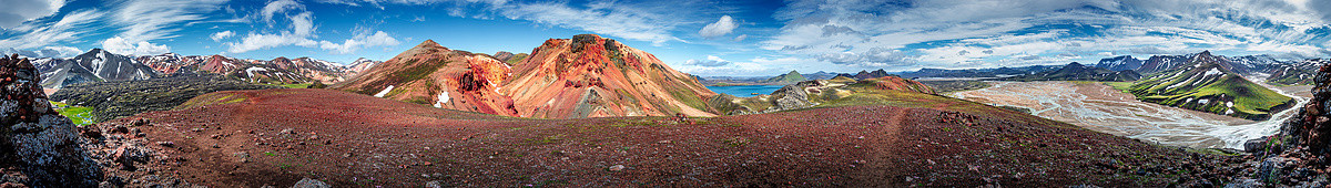 冰岛蓝天五颜六色的彩虹火山 Landmannalaugar 山脉、火山、熔岩场和露营地的 360 度全景景观