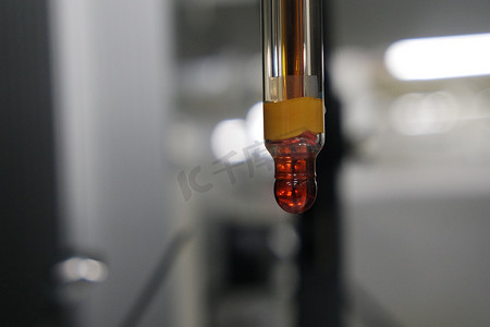 “pH 计的特写视图，一种在化学实验室中测量 pH 值的设备”