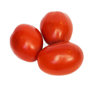三个点摄影照片_白色背景中的三个西红柿