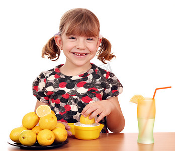 小女孩柠檬摄影照片_小女孩做柠檬水