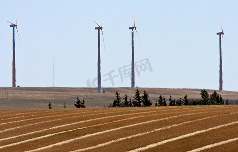 萨斯喀彻温省粮田后面的风电场