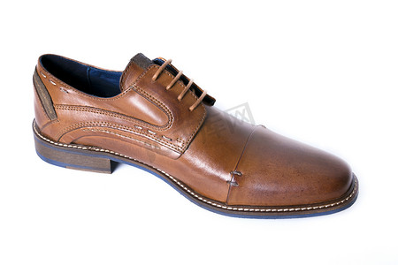 白色背景的男式棕色皮鞋，孤立的产品，顶视图。