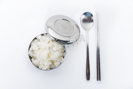 韩式辣白菜拌饭摄影照片_韩式蒸饭用勺子和筷子
