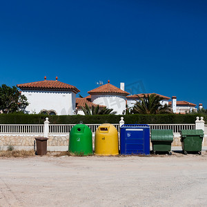 沥青回收摄影照片_用于分离和回收的彩色垃圾桶
