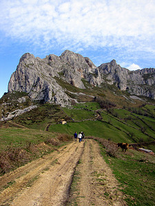 徒步旅行者在爬山的路上