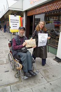 2010 年 10 月 1 日在 Ilford 的 Gants Hill 重新开放 Gants Hill 回旋处的残疾抗议者